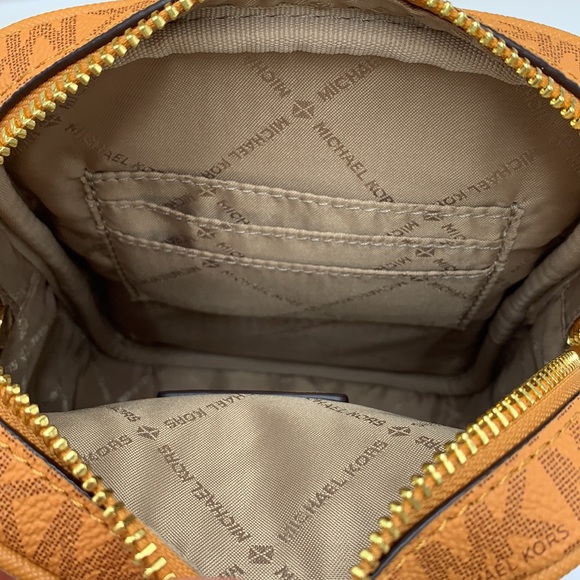 MICHAEL KORS
Jet Set Travel Medium Signature Logo Crossbody
COLOR CIDER MULTI - Picture 13 of 15